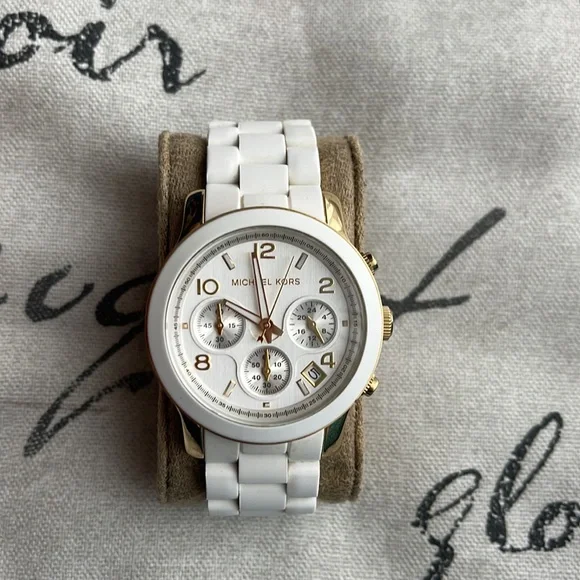 In new condition Michael kors watch display picture 1